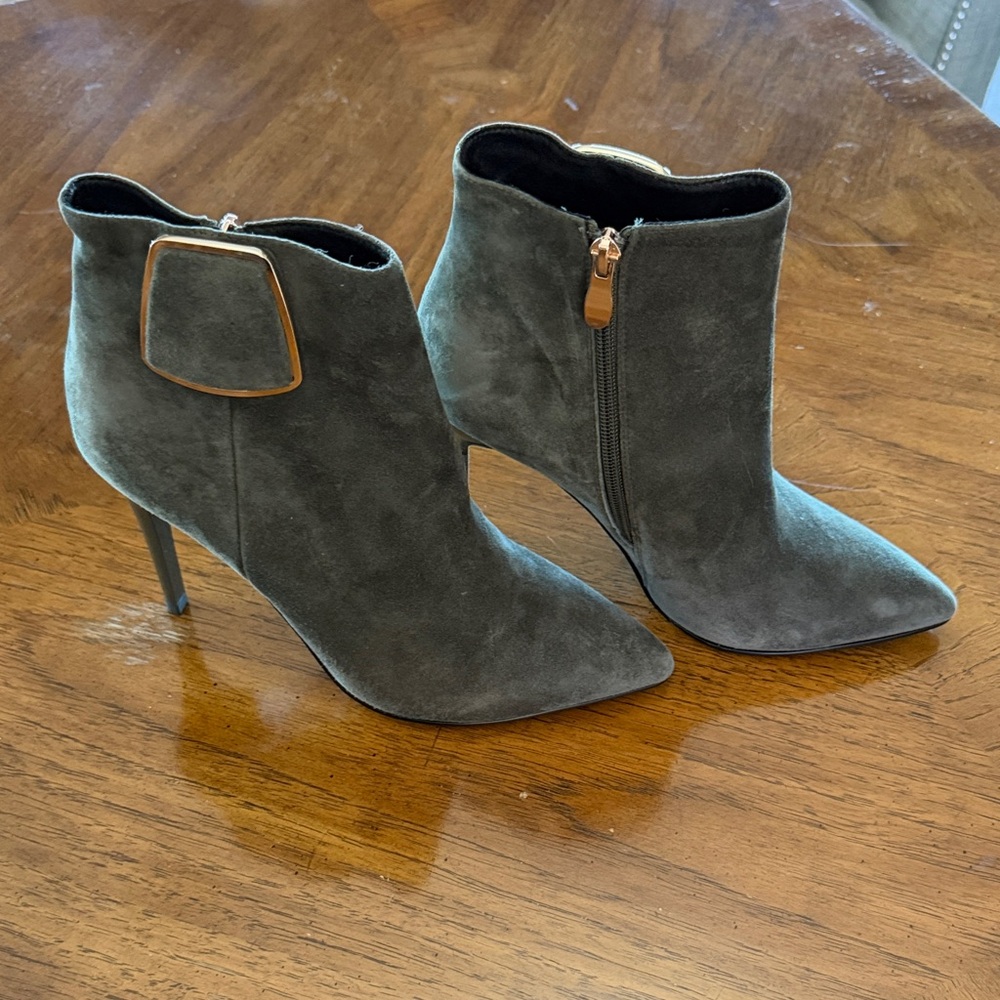 Elegant Suede Ankle Boots with Gold Accent - Black